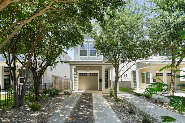 Exterior - Newly furnished near botanical garden/pearl/downtown - & playspace for the kids! (San Antonio)