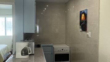 雪櫃、微波爐、爐具、電熱水壺