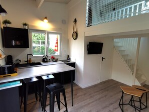 Kjøleskap, mikrobølgeovn, kokeplater og kaffetrakter/tekoker