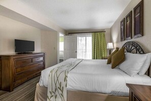 4 bedrooms, iron/ironing board, WiFi, bed sheets - Cozy & Extra Spacious 2BR Chalet with Loft at MountainLoft Gatlinburg (Gatlinburg)