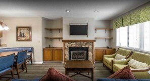 Televisión y chimenea