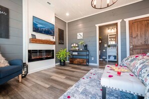 Interior - Romantic Cabin Retreat By Ghosal Luxury Lodging (Gatlinburg)