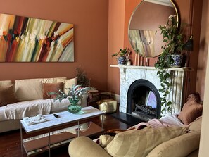 Smart TV, books, computer monitors - Eversley Heritage Grandeur in Fitzroy 10 min walk to CBD (Fitzroy)