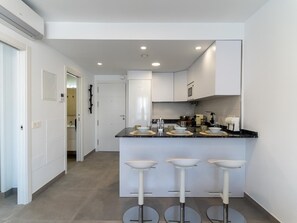 雪櫃、微波爐、焗爐、洗碗機