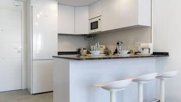 Een koelkast, een magnetron, een oven, een vaatwasser