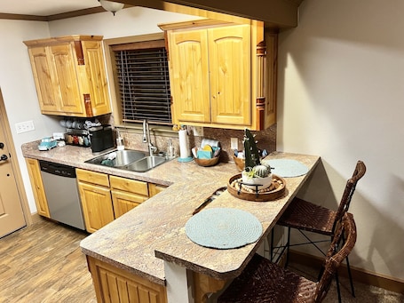 Fridge, microwave, oven, stovetop. Quiet house in the country - 20 minutes from Canton and Lake Fork!