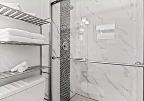 Ensemble douche/baignoire, sèche-cheveux, serviettes fournies, savon
