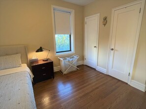 1 bedroom, desk, WiFi