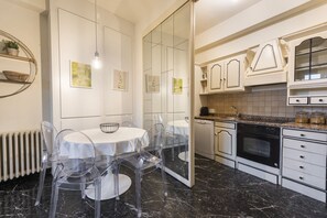 Frigorifero, forno, piano cottura, macchina per tè/caffè