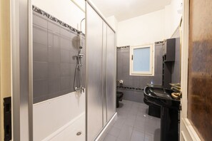 Shower, hair dryer, bidet, towels - Oriuolo Prestige in Florence by Mmega (Florence)