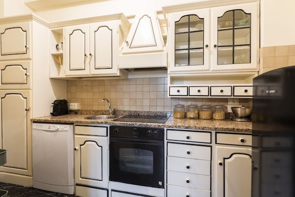 Frigorifero, forno, piano cottura, macchina per tè/caffè