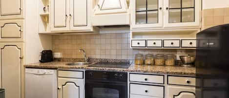 Geladeira, fogão, cooktop, cafeteira/chaleira