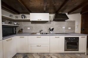 Frigorifero, forno, piano cottura, lavastoviglie