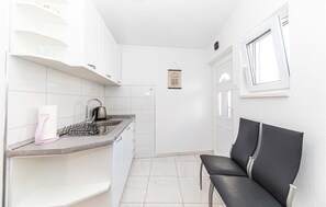 Fridge, cookware/dishes/utensils