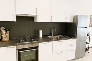 Een koelkast, een kookplaat, een koffiezetapparaat/waterkoker