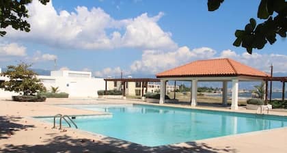 Bayfront Budget Friendly 2 Bedrooms and 2 Bathrooms Apt in Gated Community