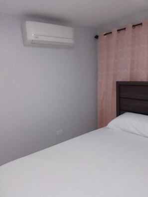 2 chambres, fer et planche à repasser, Wi-Fi gratuit, draps fournis