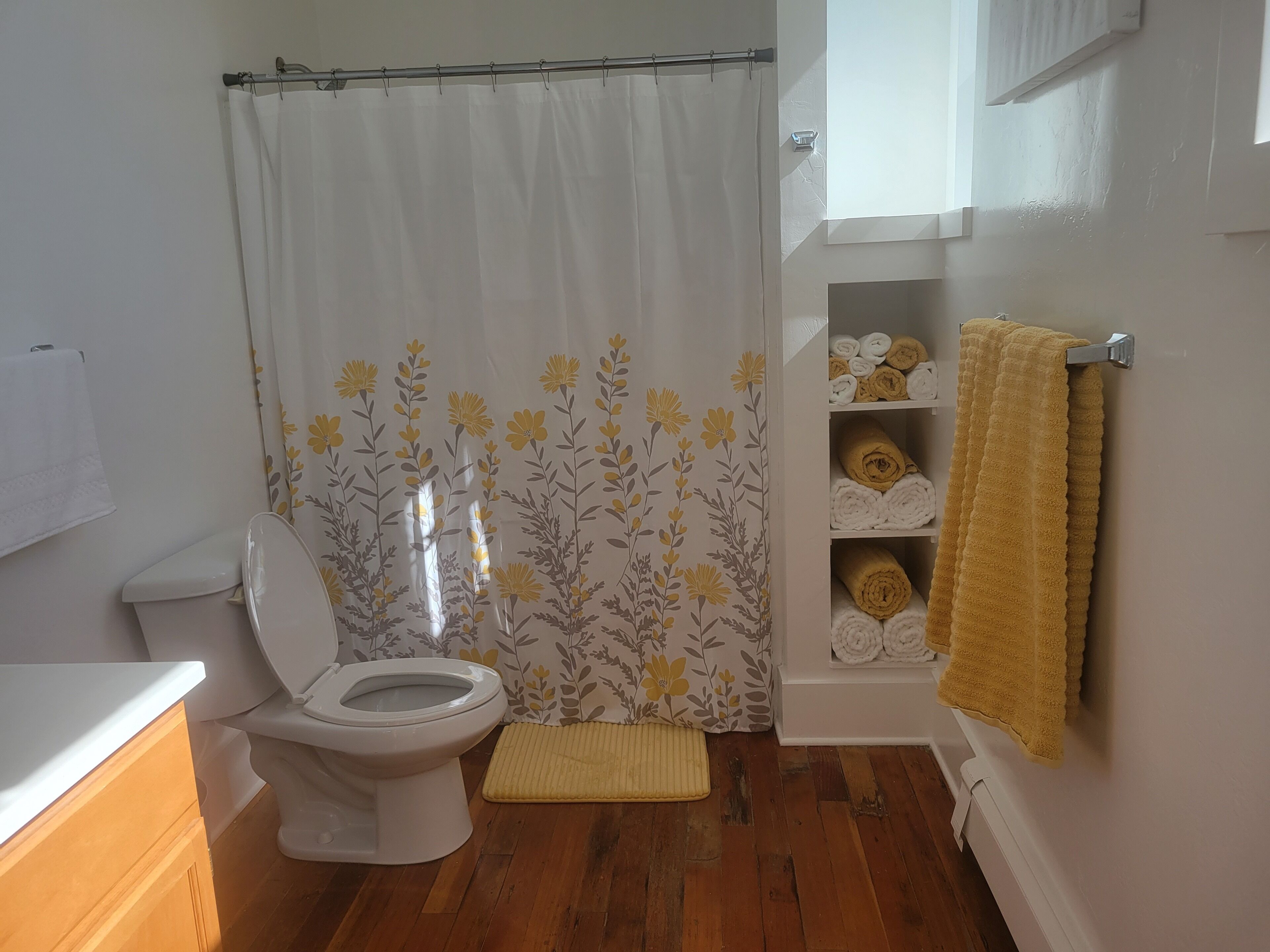 Combined shower/tub, towels, soap, shampoo