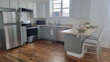 Kühlschrank, Mikrowelle, Ofen, Herdplatte