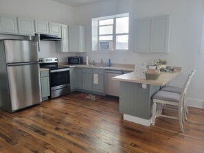 Een koelkast, een microgolfoven, een oven, een kookplaat