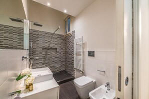 Dusche, Haartrockner, Bidet