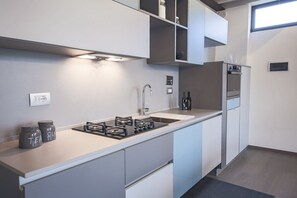 Kühlschrank, Mikrowelle, Herdplatte, Geschirrspüler