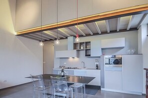 Réfrigérateur, four à micro-ondes, surface de cuisson, lave-vaisselle