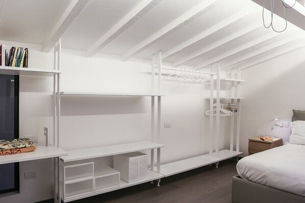 2 bedrooms, iron/ironing board, WiFi