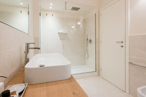 Douche, sèche-cheveux