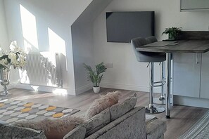 TV, stereo - Lanarkshire Apartment- Views- Sleeps 4- Balcony (Lanarkshire)