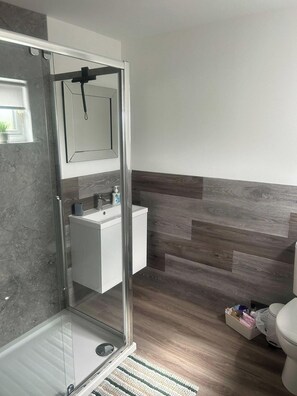 Shower, hair dryer, towels - Lanarkshire Apartment- Views- Sleeps 4- Balcony (Lanarkshire)