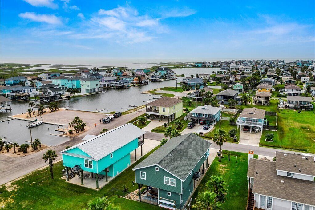 Beautiful Bay House with boat slip next to Jamaica Beach Marina