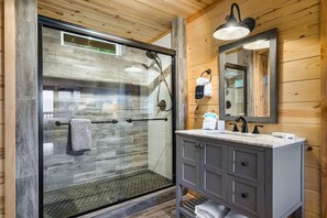 Regadera, secadora de cabello, toallas 