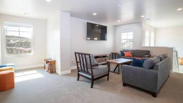 House, 5 Bedrooms | Living room