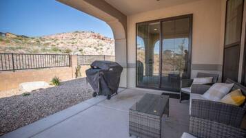 House, 5 Bedrooms | Balcony