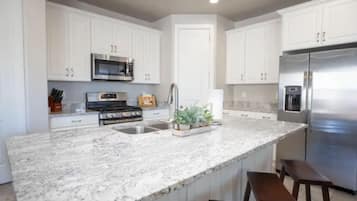 House, 5 Bedrooms | Private kitchen