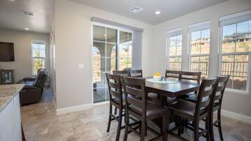 House, 5 Bedrooms | In-room dining