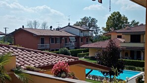 Un quartier résidentiel avec des maisons, une piscine et un ciel dégagé.