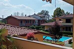 Zona residencial con casas, piscina y cielo despejado.