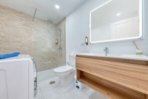 Badekar, hårføner, håndklær og såpe