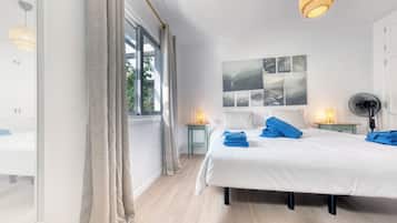 1 camera, una cassaforte in camera, una scrivania, ferro/asse da stiro