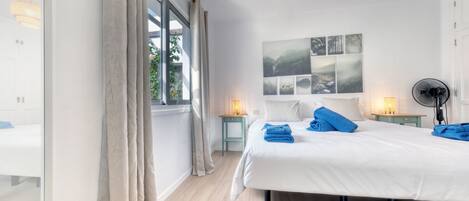 1 Schlafzimmer, Zimmersafe, Schreibtisch, Bügeleisen/Bügelbrett