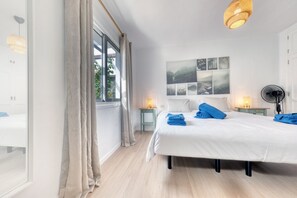 1 soverom, skrivebord, strykejern/-brett og reiseseng for barn