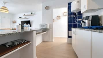 Frigorifero, microonde, piano cottura, macchina per tè/caffè