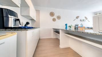 Réfrigérateur, micro-ondes, plaque de cuisson, cafetière/bouilloire