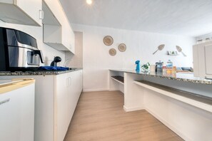 Kjøleskap, mikrobølgeovn, kokeplater og kaffetrakter/tekoker