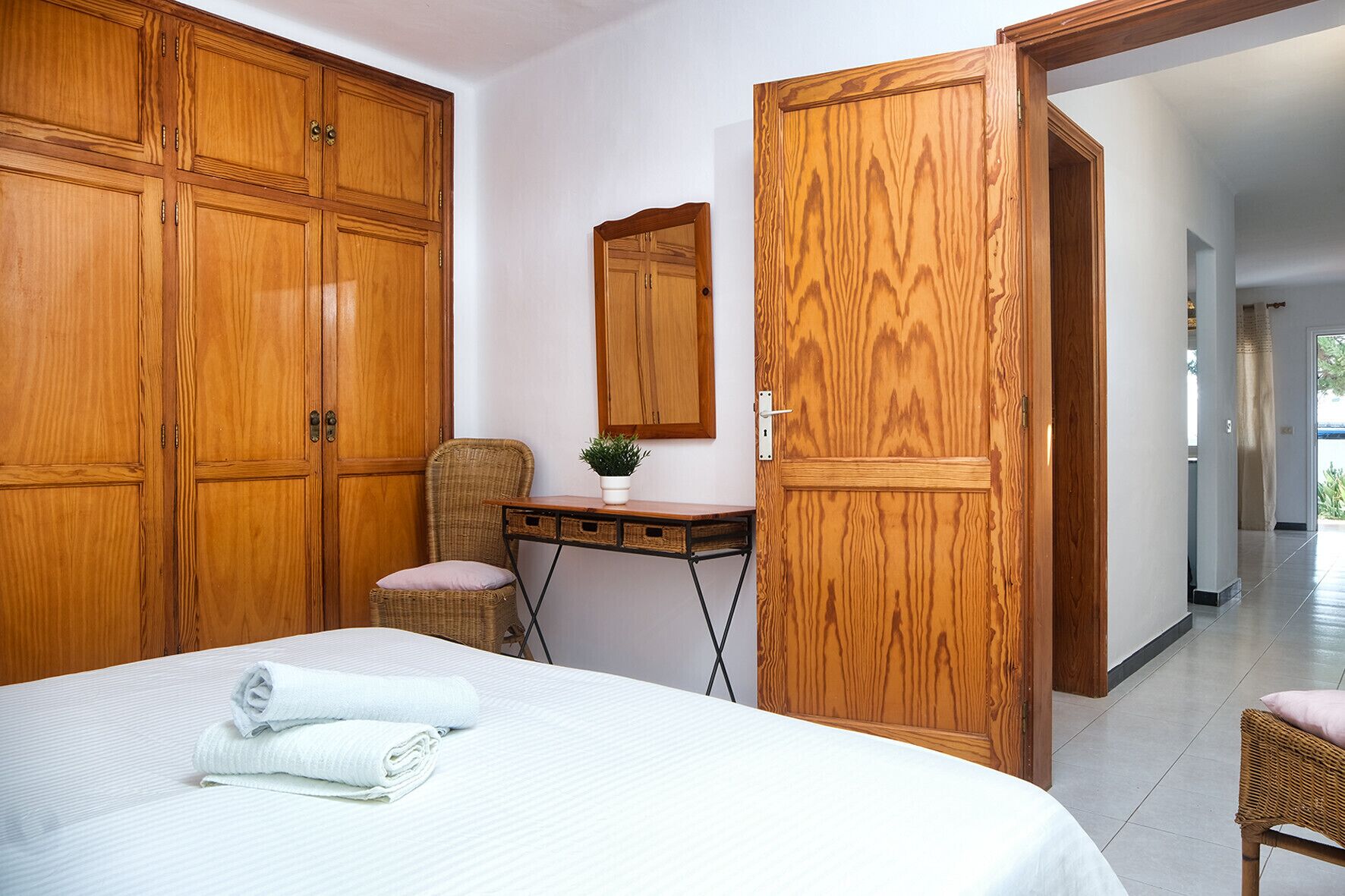 1 slaapkamer, een bureau, een strijkplank/strijkijzer, reisbedje