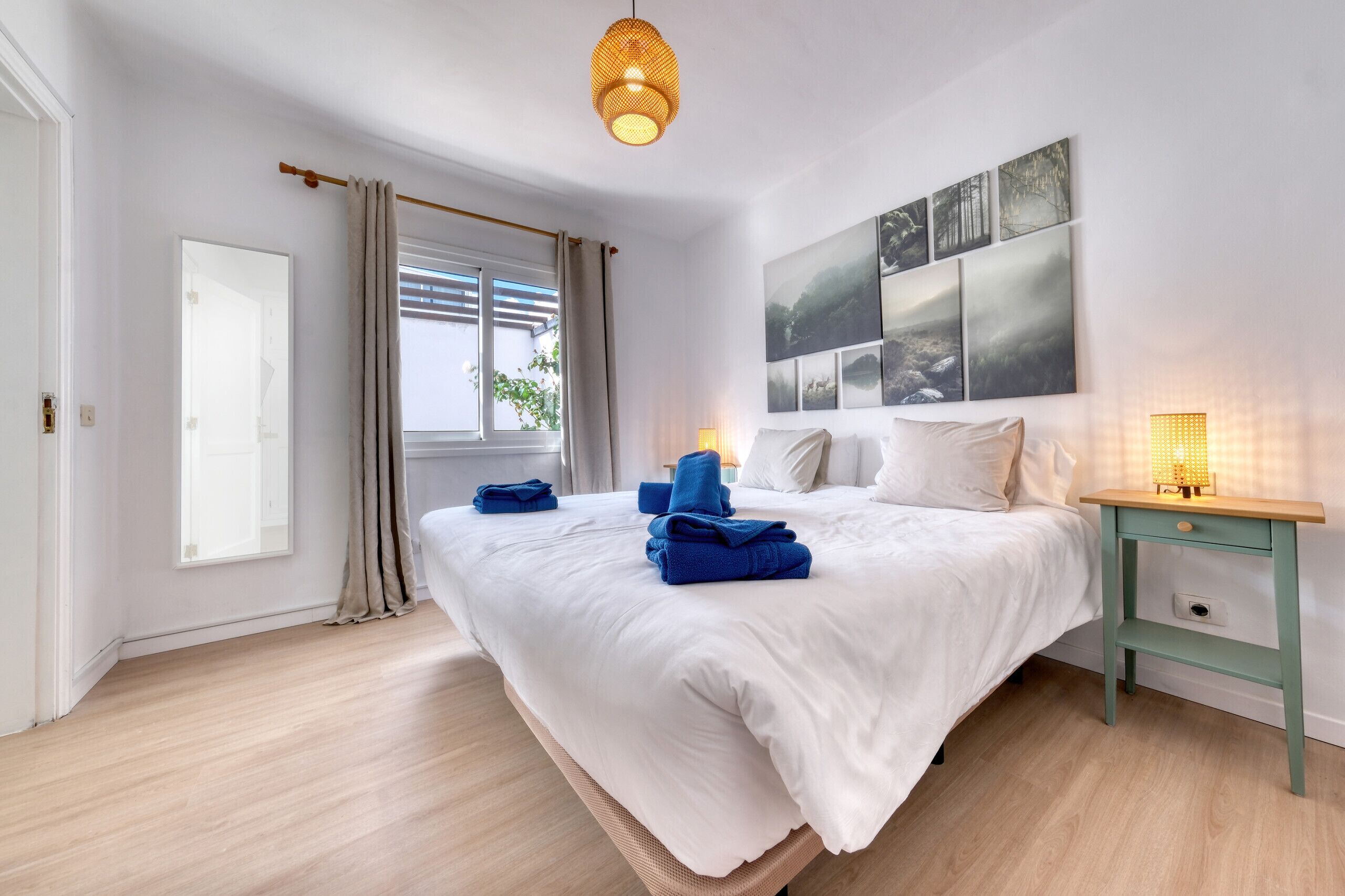 1 間睡房、房內夾萬、書桌、熨斗/熨衫板