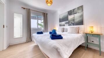 1 slaapkamer, een kluis op de kamer, een bureau