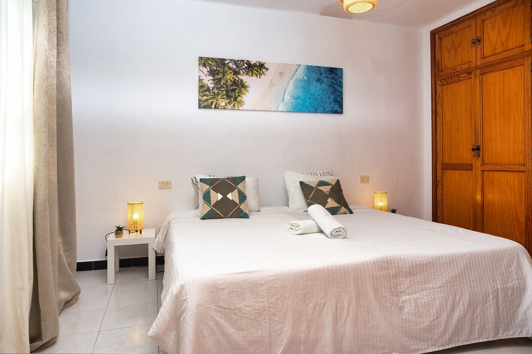 1 habitación, escritorio, tabla de planchar con plancha y cuna de viaje 